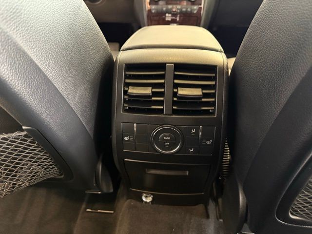 Mercedes-Benz GL-Class Vehicle Full-screen Gallery Image 24