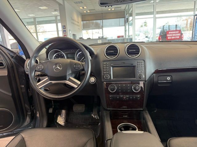 Mercedes-Benz GL-Class Vehicle Full-screen Gallery Image 25