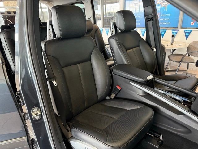 Mercedes-Benz GL-Class Vehicle Full-screen Gallery Image 26