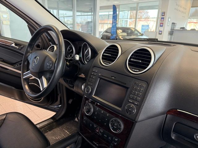 Mercedes-Benz GL-Class Vehicle Full-screen Gallery Image 28
