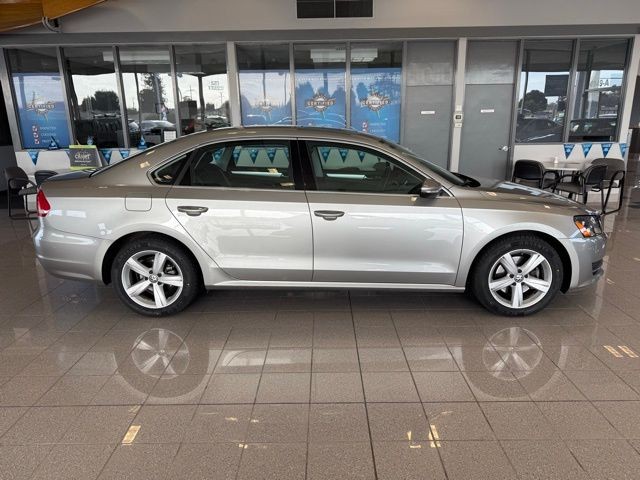 Volkswagen Passat Vehicle Full-screen Gallery Image 02