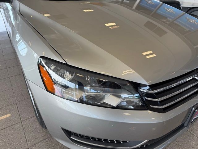 Volkswagen Passat Vehicle Full-screen Gallery Image 09