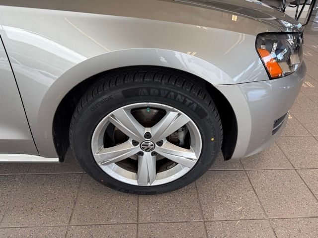 Volkswagen Passat Vehicle Full-screen Gallery Image 10