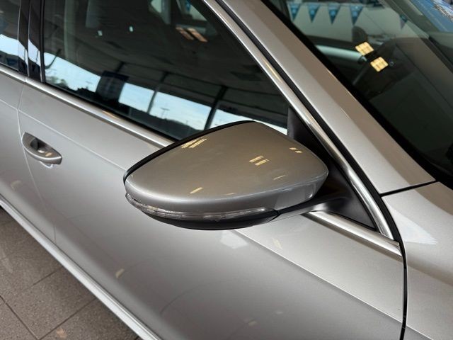 Volkswagen Passat Vehicle Full-screen Gallery Image 11
