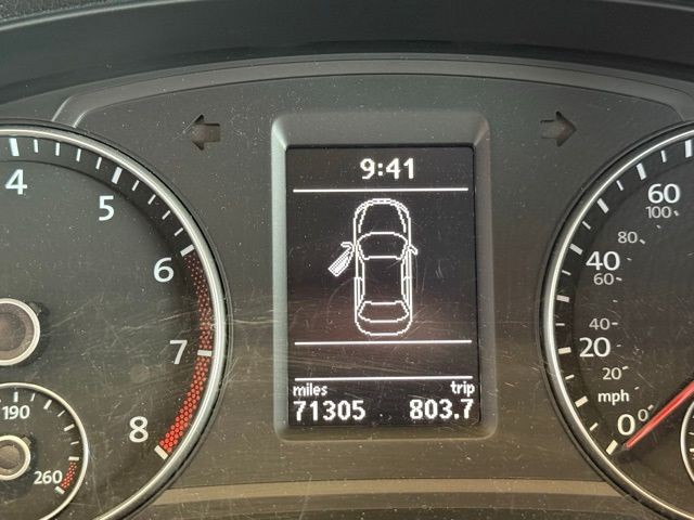 Volkswagen Passat Vehicle Full-screen Gallery Image 12