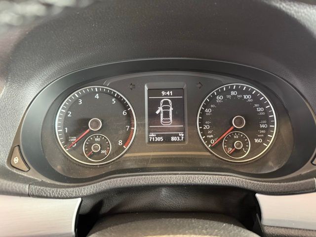 Volkswagen Passat Vehicle Full-screen Gallery Image 13