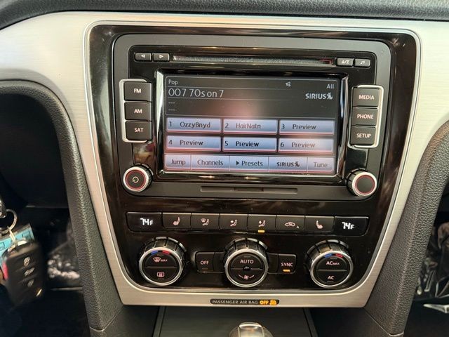 Volkswagen Passat Vehicle Full-screen Gallery Image 14