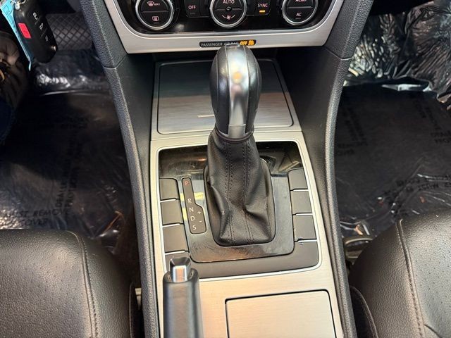 Volkswagen Passat Vehicle Full-screen Gallery Image 15