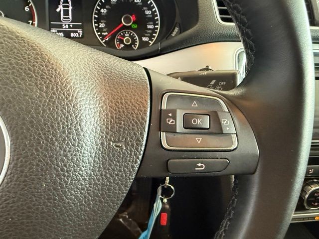 Volkswagen Passat Vehicle Full-screen Gallery Image 16