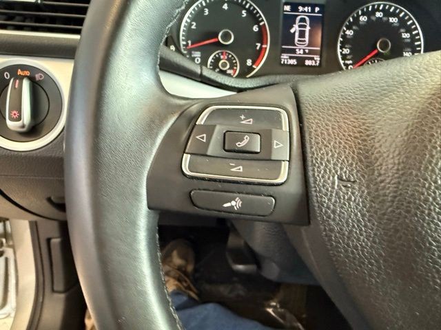 Volkswagen Passat Vehicle Full-screen Gallery Image 17