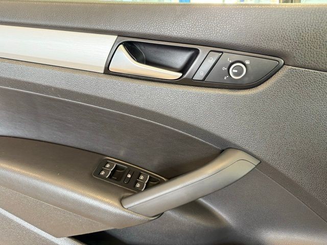 Volkswagen Passat Vehicle Full-screen Gallery Image 18