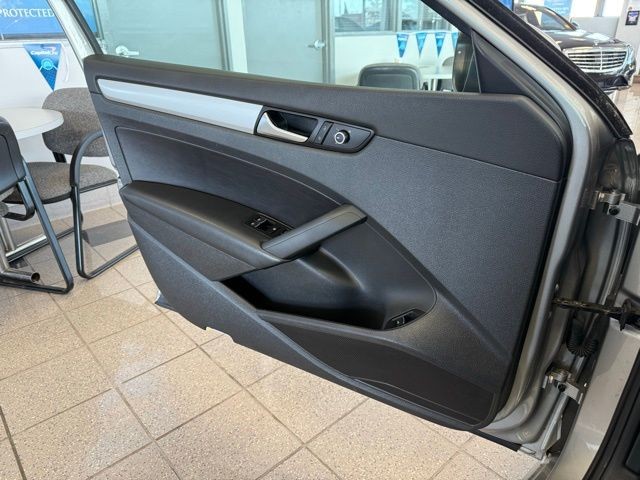 Volkswagen Passat Vehicle Full-screen Gallery Image 19