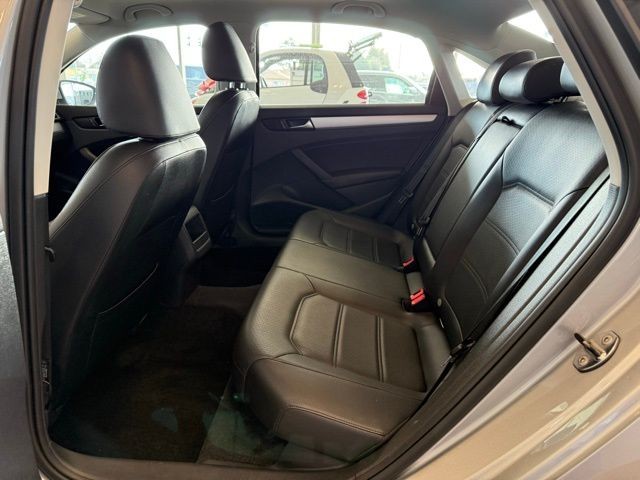 Volkswagen Passat Vehicle Full-screen Gallery Image 20