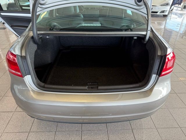 Volkswagen Passat Vehicle Full-screen Gallery Image 21