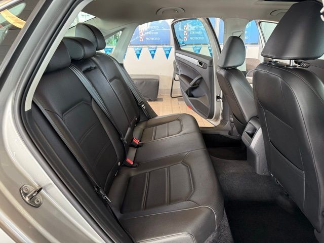 Volkswagen Passat Vehicle Full-screen Gallery Image 22