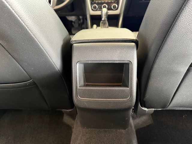 Volkswagen Passat Vehicle Full-screen Gallery Image 23