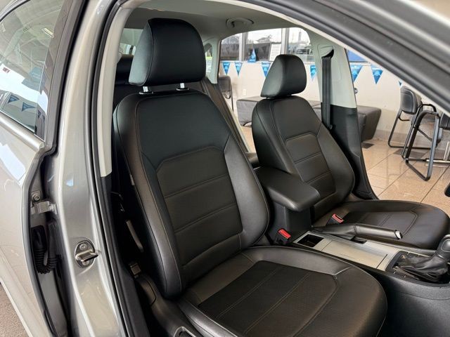 Volkswagen Passat Vehicle Full-screen Gallery Image 26