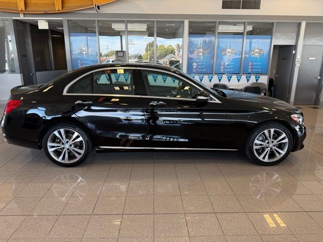 Mercedes-Benz C-Class Vehicle Full-screen Gallery Image 02