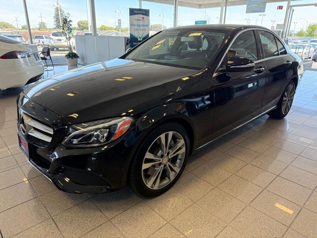 Mercedes-Benz C-Class Vehicle Full-screen Gallery Image 06