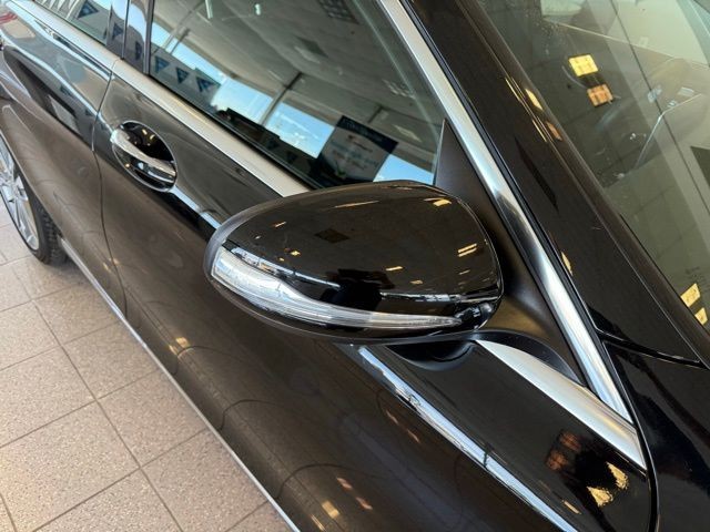 Mercedes-Benz C-Class Vehicle Full-screen Gallery Image 11