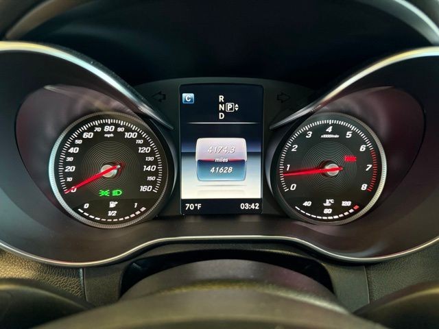 Mercedes-Benz C-Class Vehicle Full-screen Gallery Image 13