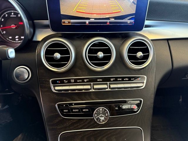 Mercedes-Benz C-Class Vehicle Full-screen Gallery Image 15