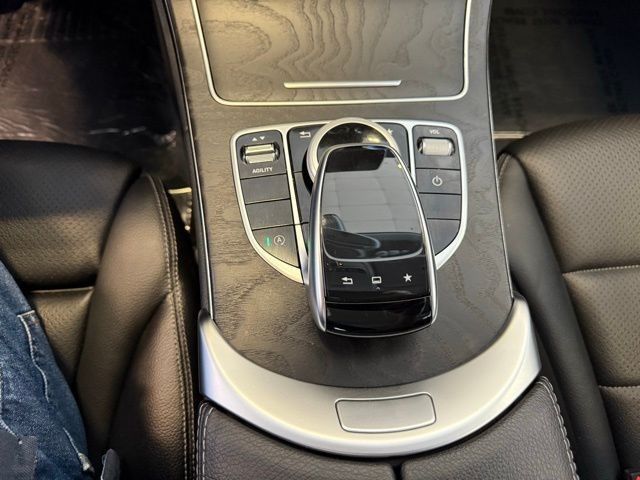 Mercedes-Benz C-Class Vehicle Full-screen Gallery Image 16