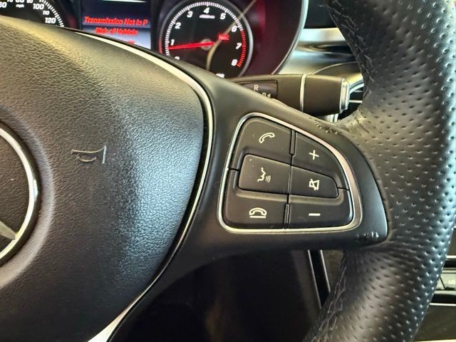 Mercedes-Benz C-Class Vehicle Full-screen Gallery Image 17