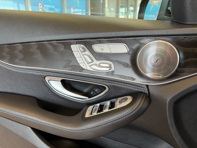 Mercedes-Benz C-Class Vehicle Full-screen Gallery Image 19
