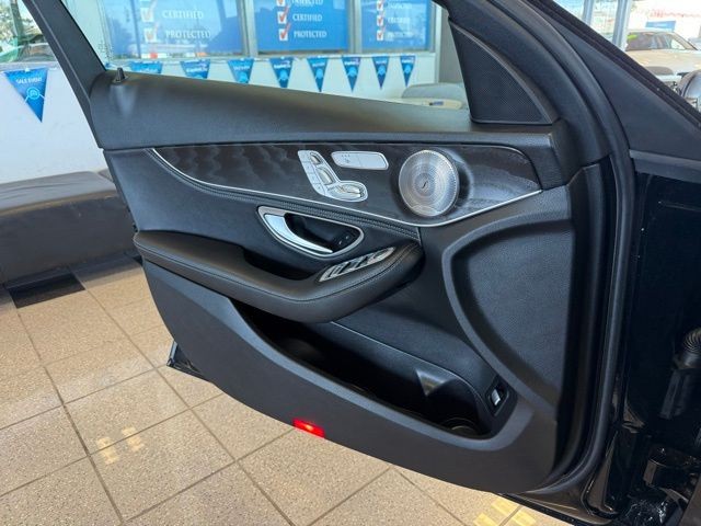Mercedes-Benz C-Class Vehicle Full-screen Gallery Image 20