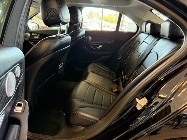 Mercedes-Benz C-Class Vehicle Full-screen Gallery Image 21