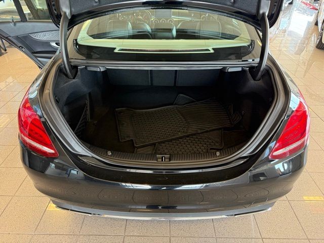 Mercedes-Benz C-Class Vehicle Full-screen Gallery Image 22
