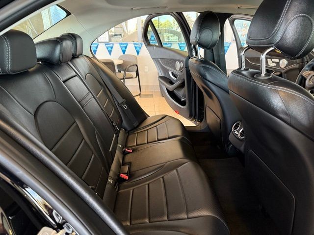 Mercedes-Benz C-Class Vehicle Full-screen Gallery Image 23