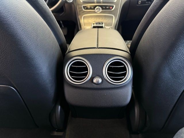 Mercedes-Benz C-Class Vehicle Full-screen Gallery Image 24