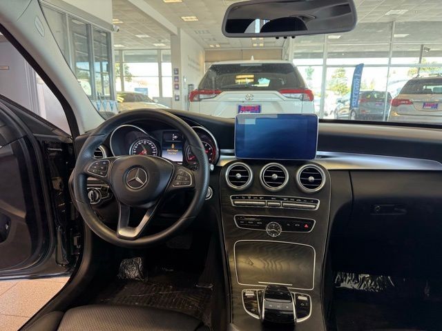 Mercedes-Benz C-Class Vehicle Full-screen Gallery Image 25