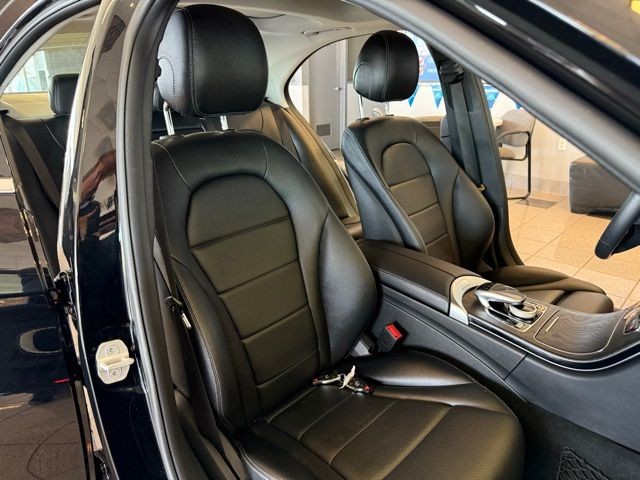Mercedes-Benz C-Class Vehicle Full-screen Gallery Image 26