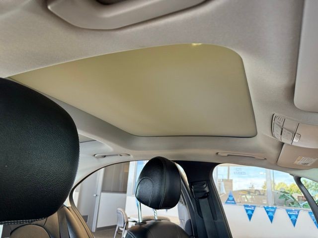 Mercedes-Benz C-Class Vehicle Full-screen Gallery Image 27