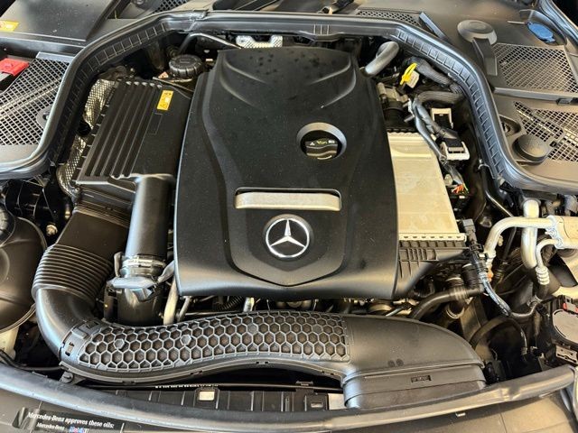 Mercedes-Benz C-Class Vehicle Full-screen Gallery Image 29