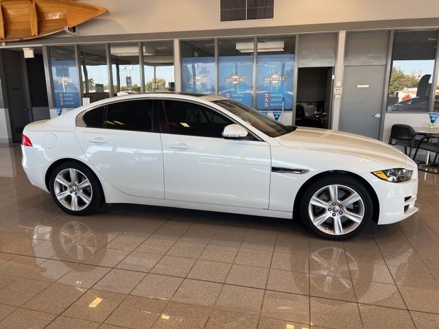 Jaguar XE Vehicle Full-screen Gallery Image 04
