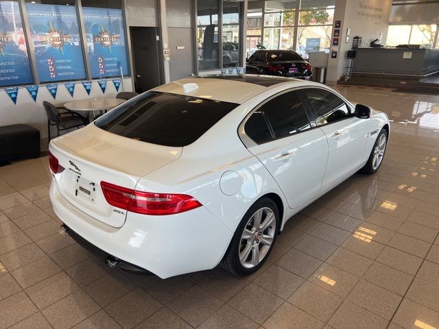 Jaguar XE Vehicle Full-screen Gallery Image 06
