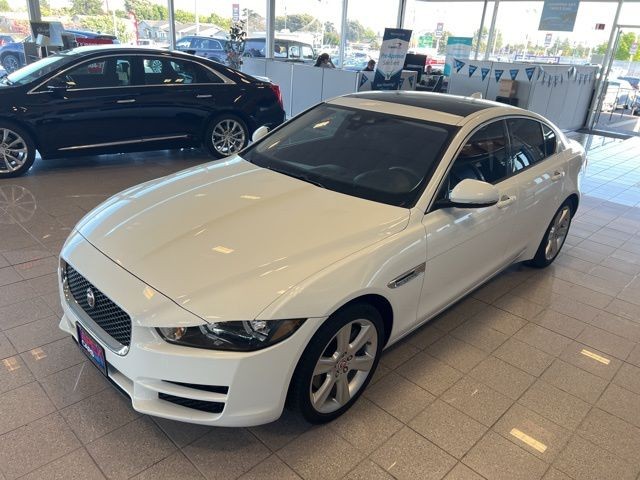 Jaguar XE Vehicle Full-screen Gallery Image 15