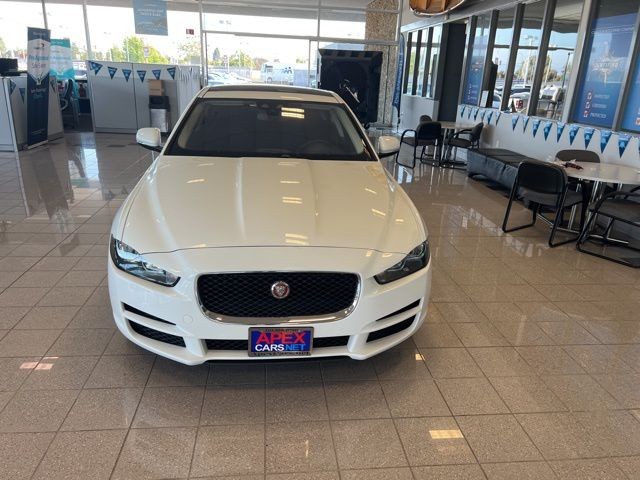 Jaguar XE Vehicle Full-screen Gallery Image 18