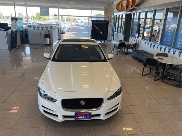 Jaguar XE Vehicle Full-screen Gallery Image 19