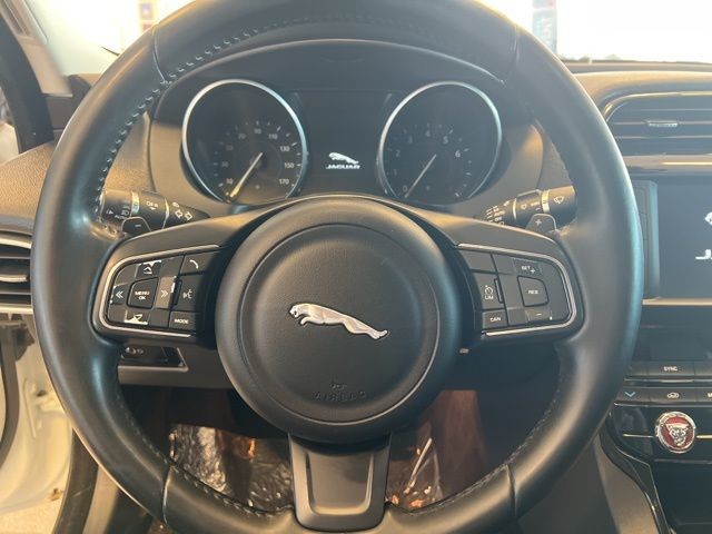Jaguar XE Vehicle Full-screen Gallery Image 22