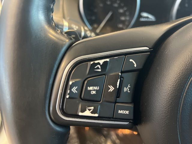 Jaguar XE Vehicle Full-screen Gallery Image 23