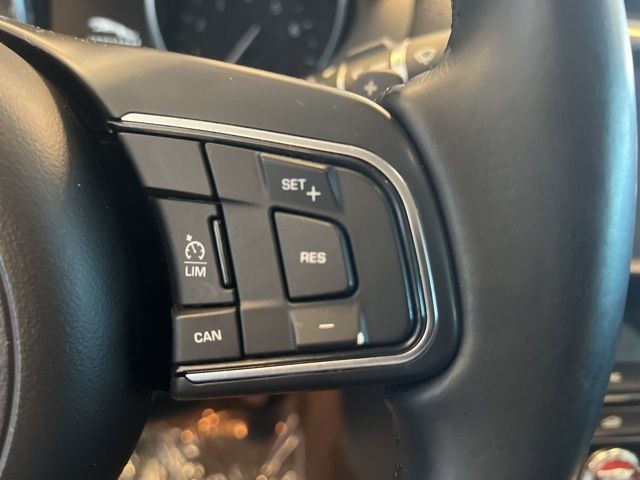 Jaguar XE Vehicle Full-screen Gallery Image 24