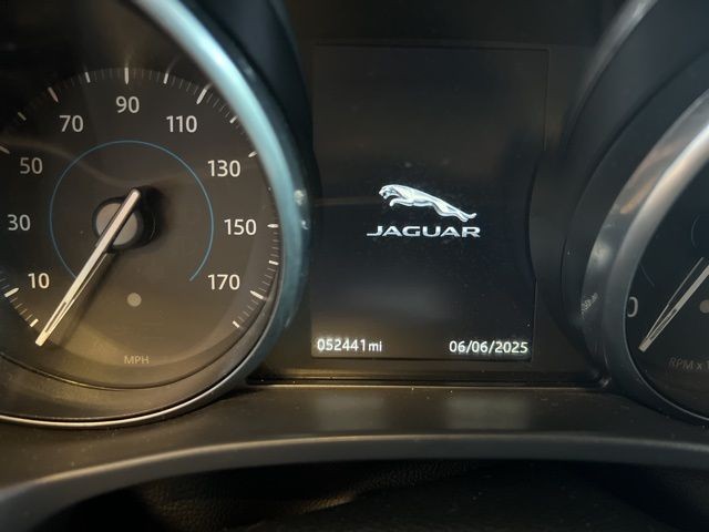 Jaguar XE Vehicle Full-screen Gallery Image 25