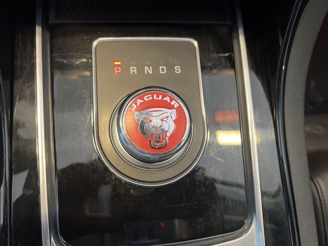 Jaguar XE Vehicle Full-screen Gallery Image 30