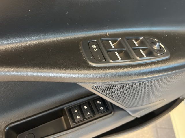 Jaguar XE Vehicle Full-screen Gallery Image 32