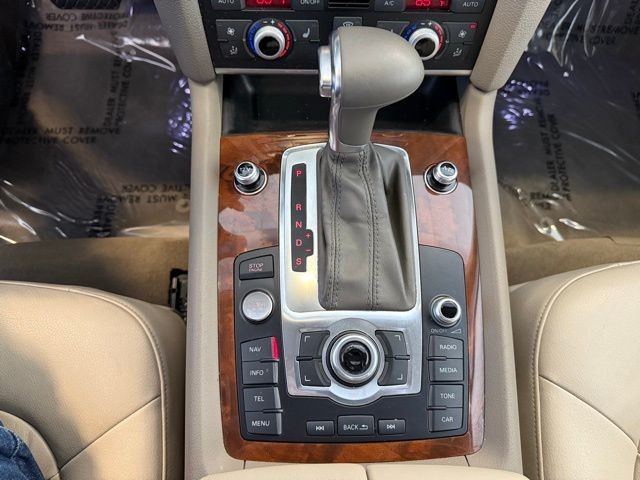 Audi Q7 Vehicle Full-screen Gallery Image 17